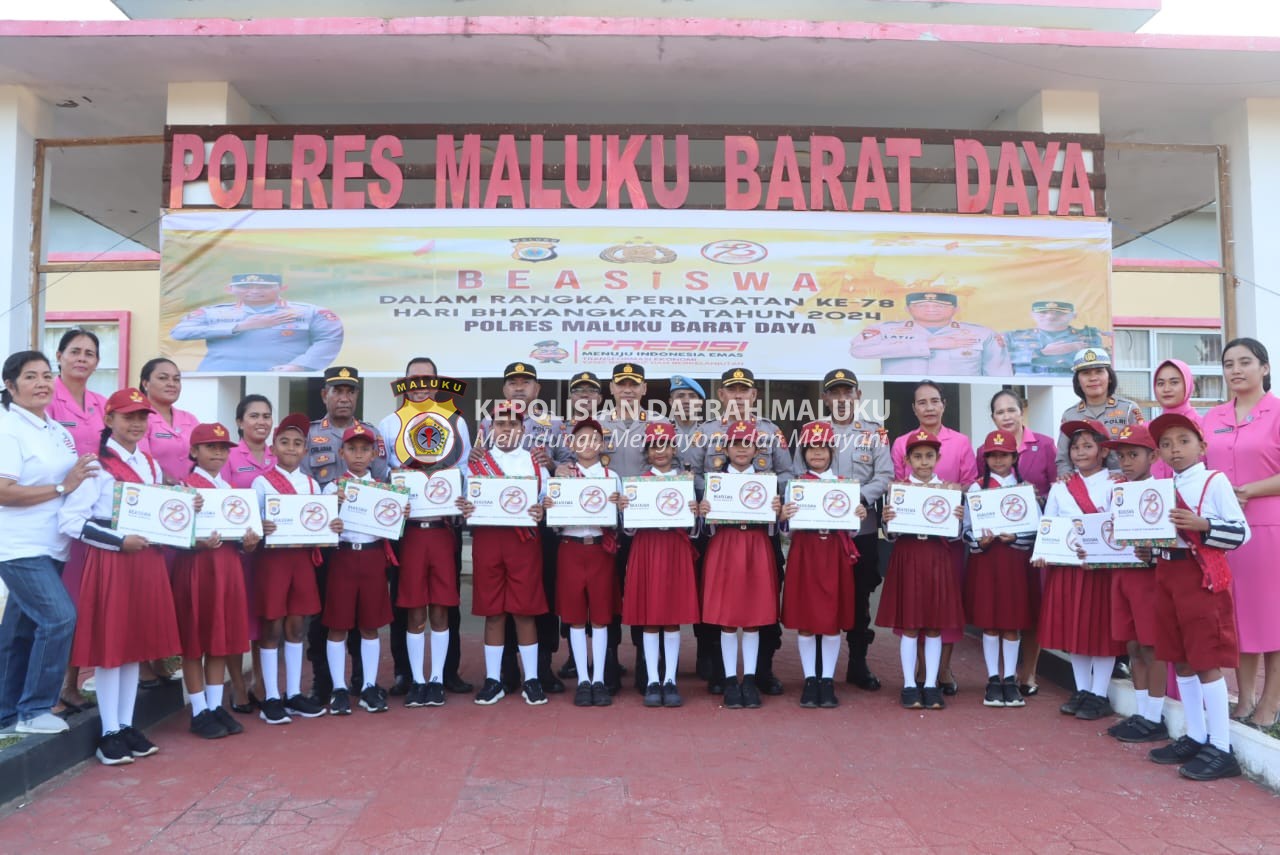 Kapolres Maluku Barat Daya Serahkan Bea Siswa Kepada Pelajar Berprestasi Jelang Hari Bhayangkara ke-78.