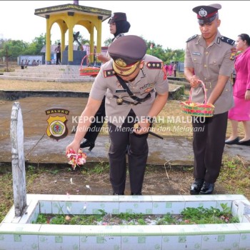 Kapolres Tual Pimpin Upacara Ziarah Rombongan dan Tabur Bunga di Taman Makam Pahlawan Rudira Jaya.