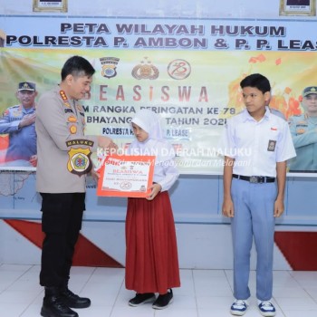 Polresta Ambon berikan Beasiswa dalam rangka Hari Bhayangkara ke 78