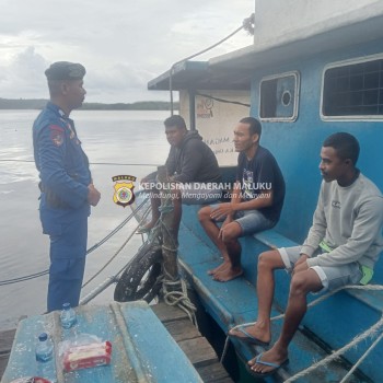 *Jaga Kamtibmas Satuan Polairud Polres Seram Bagian Barat Lakukan Patroli Sambang Warga Pesisir Pantai*