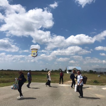 Polres MBD Lakukan Pemantauan Aktifitas Penumpang Dalam Kegiatan Penerbangan di Bandara Moa