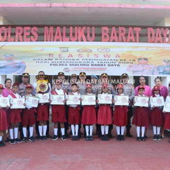 Kapolres Maluku Barat Daya Serahkan Bea Siswa Kepada Pelajar Berprestasi Jelang Hari Bhayangkara ke-78.