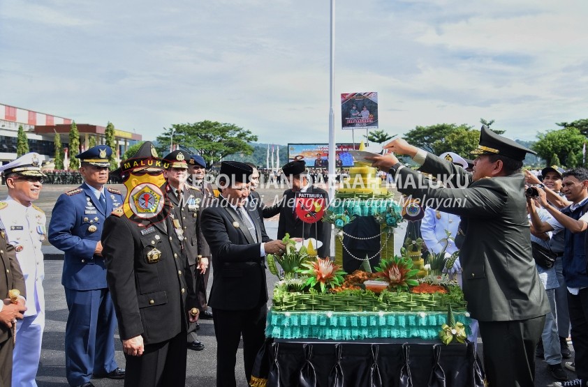 Kejutan Nasi Tumpeng dari Pangdam XV /PTM untuk Personel Polda Maluku