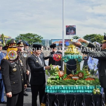 Kejutan Nasi Tumpeng dari Pangdam XV /PTM untuk Personel Polda Maluku