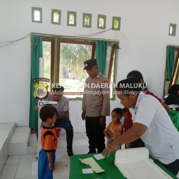 Kapospol Pulau Wetang Dampingi Tenaga Kesehatan Lakukan Pencegahan dan Penanggulangan Stunting