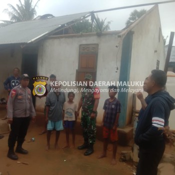 Bhabinkamtibmas Datangi dan Periksa Kerusakkan Rumah Warga Desa Nomaha Akibat di Terjang Angin