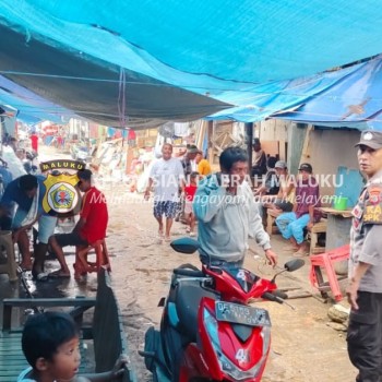 Patroli Polsek Sirimau di Pasar Mardika Berikan Rasa Aman bagi Masyarakat