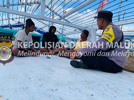 Sambangi para Nelayan, Bhabinkamtibmas Werain Imbau tentang kondisi cuaca buruk