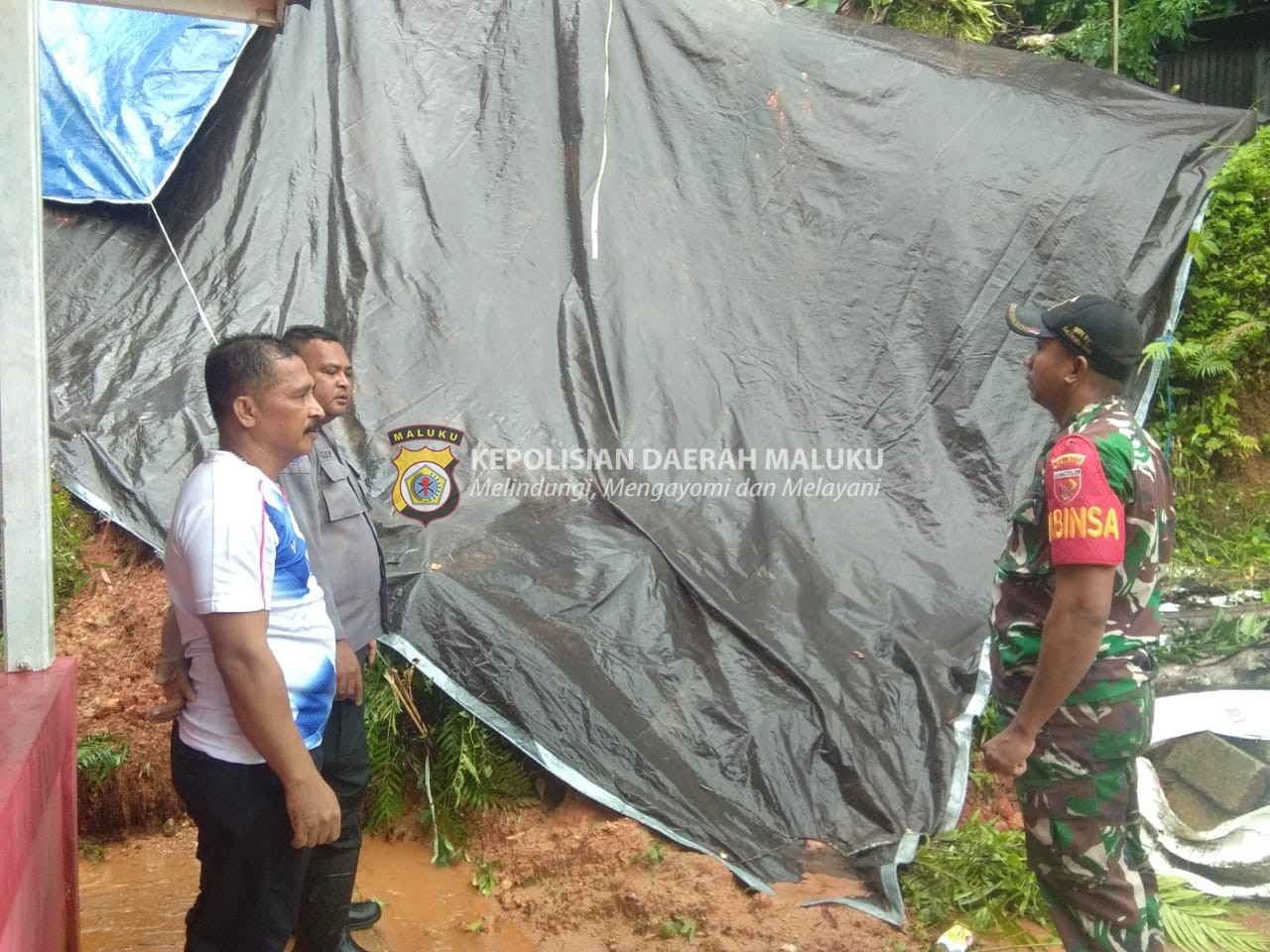 Bhabinkamtibmas Negeri Soya dan Babinsa Tinjau Lokasi Bencana Tanah Longsor