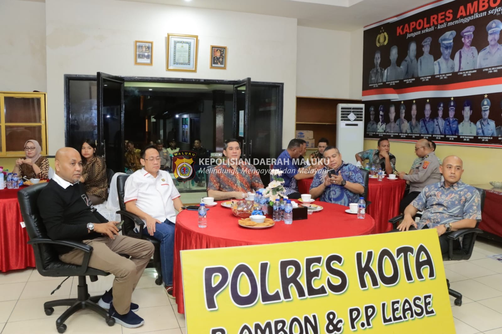 Semarak HUT Bhayangkara Ke-78, Polresta Ambon Gelar Nobar Wayang Kulit