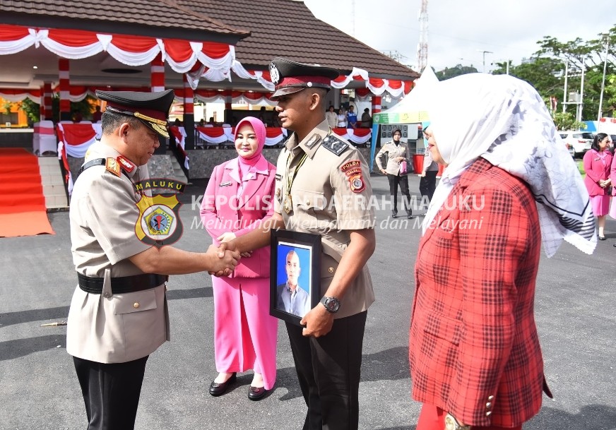 Kapolda Sapa Bintara Polri yang Ayahnya Meninggal menjelang pelantikan