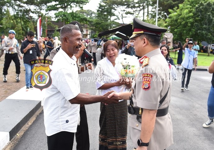 Orang Tua Lulusan Terbaik Sekolah Diktukba Polri SPN Polda Maluku: Terima Kasih Kapolda Maluku