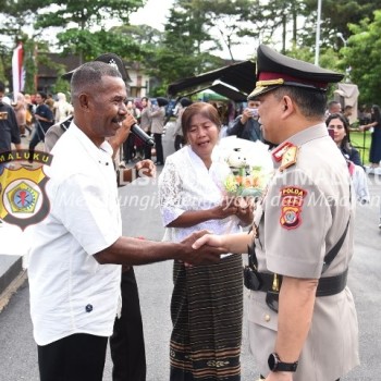 Orang Tua Lulusan Terbaik Sekolah Diktukba Polri SPN Polda Maluku: Terima Kasih Kapolda Maluku