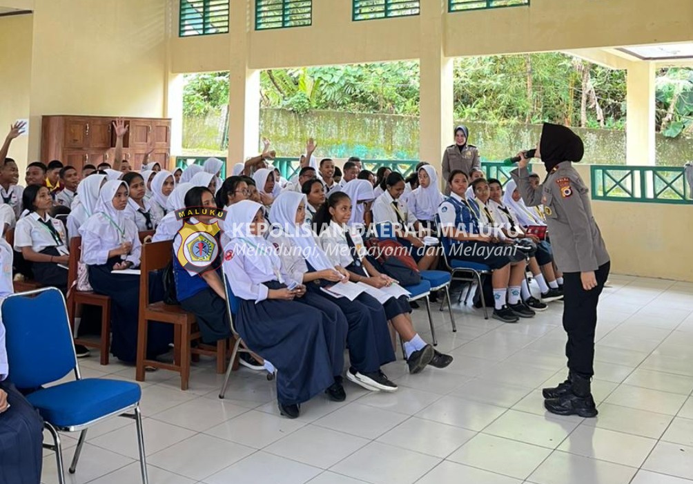 Kunjungi SMA Siwalima Polwan Polda Maluku Berikan Edukasi Cegah Kasus Bullying