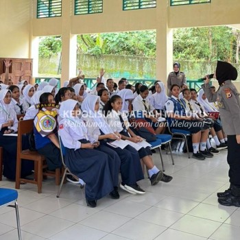 Kunjungi SMA Siwalima Polwan Polda Maluku Berikan Edukasi Cegah Kasus Bullying