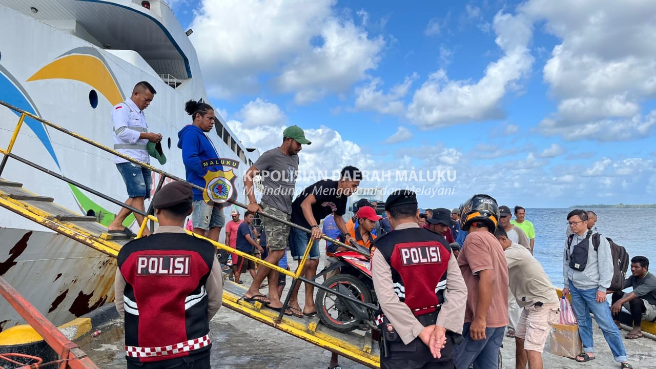 kedatangan KM.Cantika Lestari 5E di Pelabuhan Laut Namrole, Pospam KPPP Laut Lakukan Pengamanan