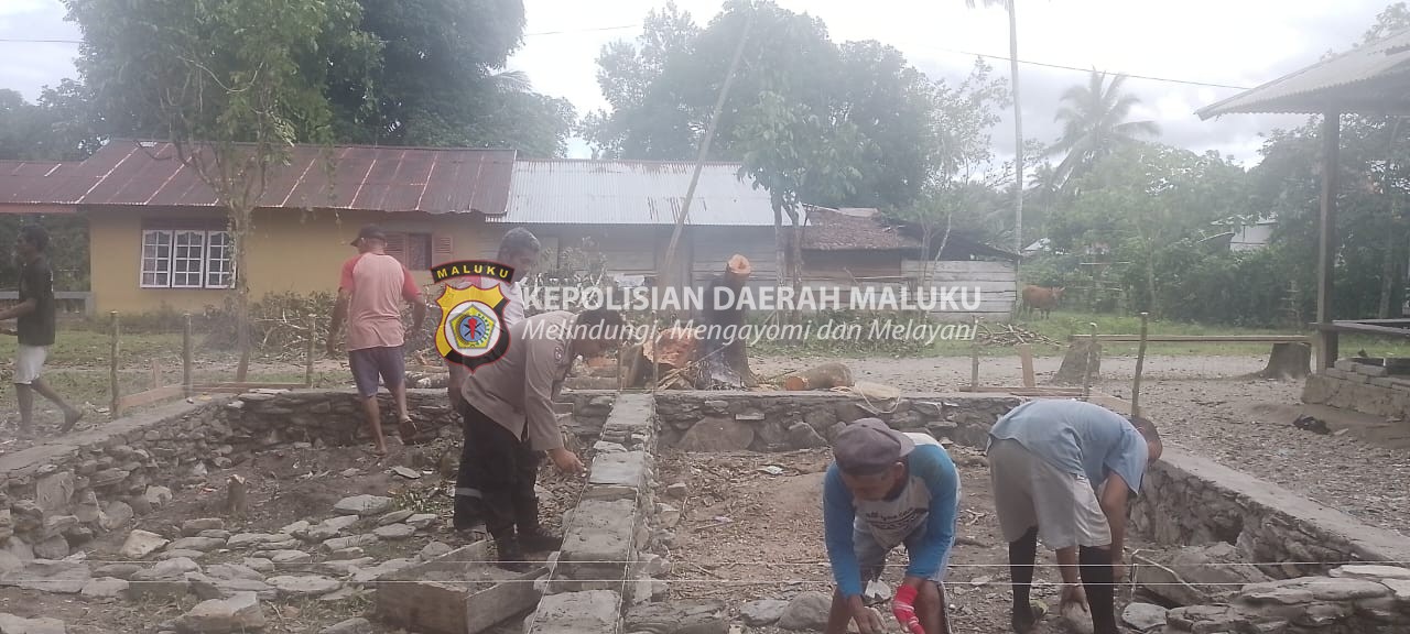 Peduli Warga Binaanya,Bhabinkamtibmas Bantu Pembuatan Pondasi Rumah