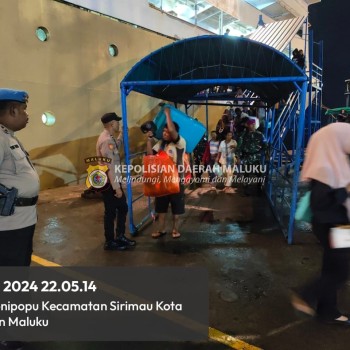 Personel Polsek KPYS Lakukan pengamanan Kedatangan Kapal Penumpang di Pelabuhan Yos Sudarso