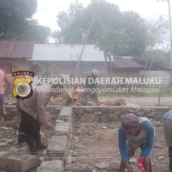 Peduli Warga Binaanya,Bhabinkamtibmas Bantu Pembuatan Pondasi Rumah