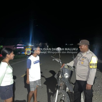 Laksanakan Giat Patroli Dialogis Pada Malam Hari, Personil Polsek Taniwel Berikan Himbauan Kepada Para Remaja