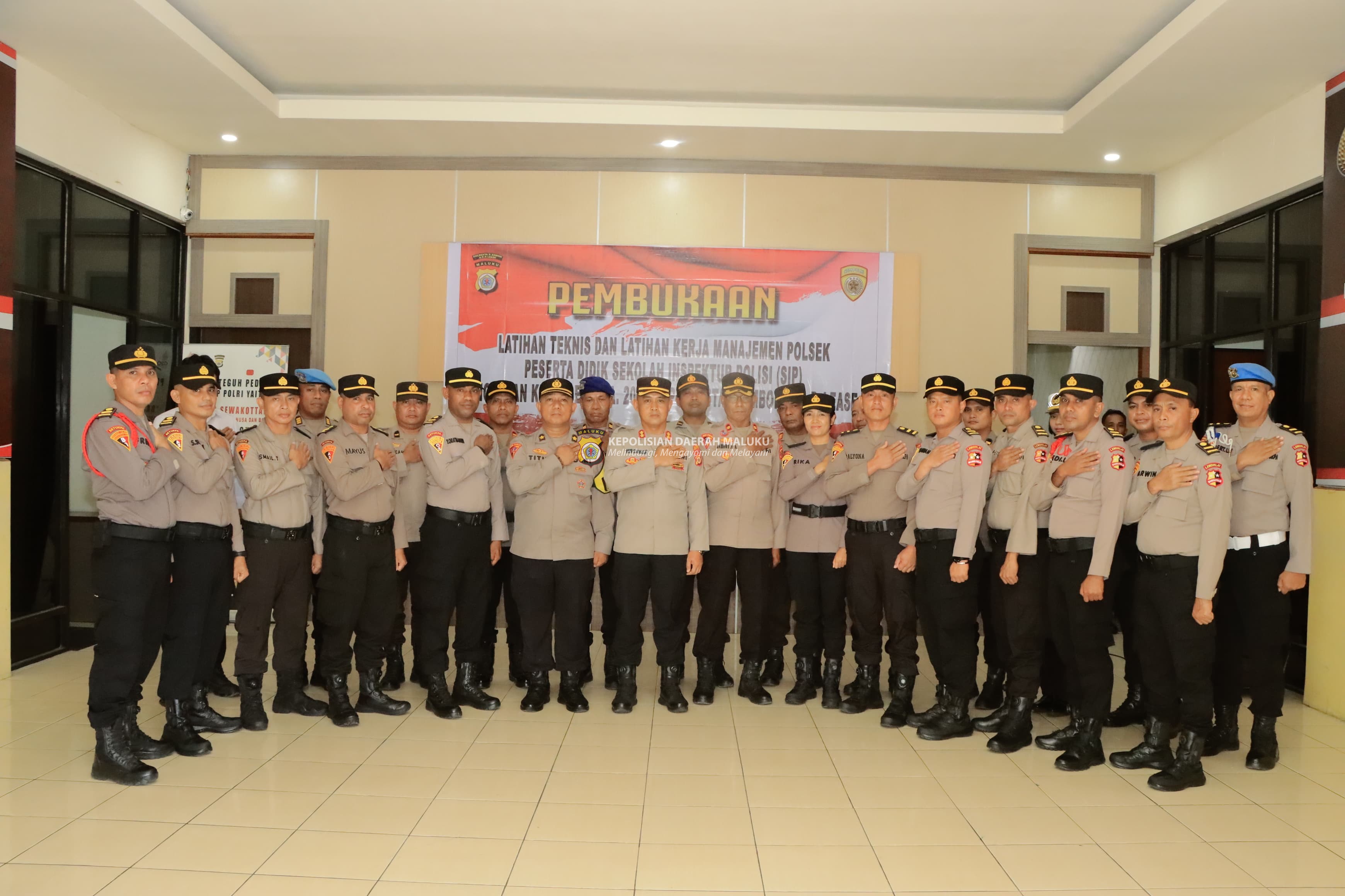 13 Orang Siswa SIP Angkatan Ke-53 Gelombang 1 T.A. 2024 Ikuti Pembukaan Latja Dan Latnis Di Polresta Ambon