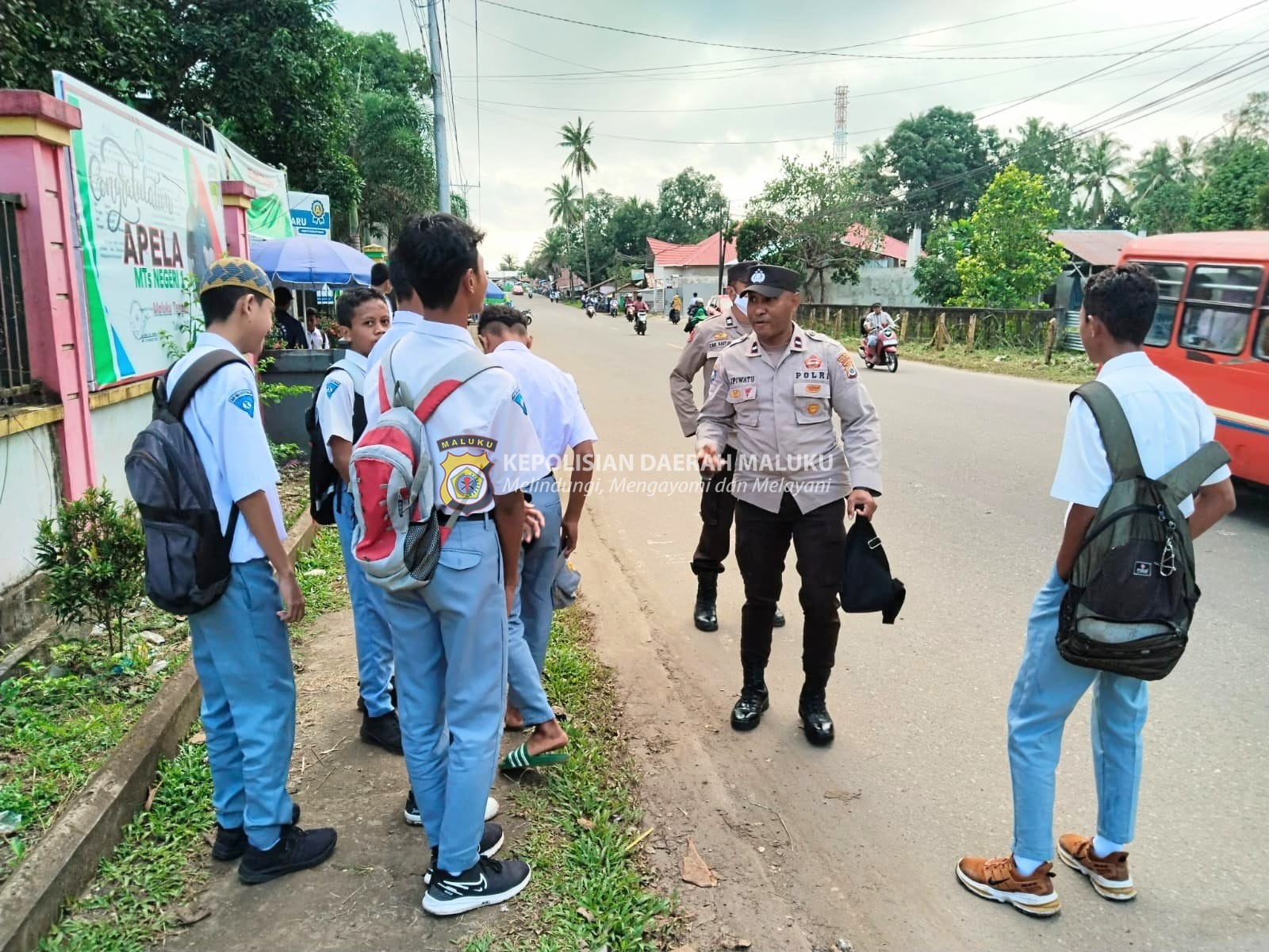 Polsek Salahutu Laksanakan Patroli, Sambang, dan Himbauan Kamtibmas Saat Pulang Sekolah