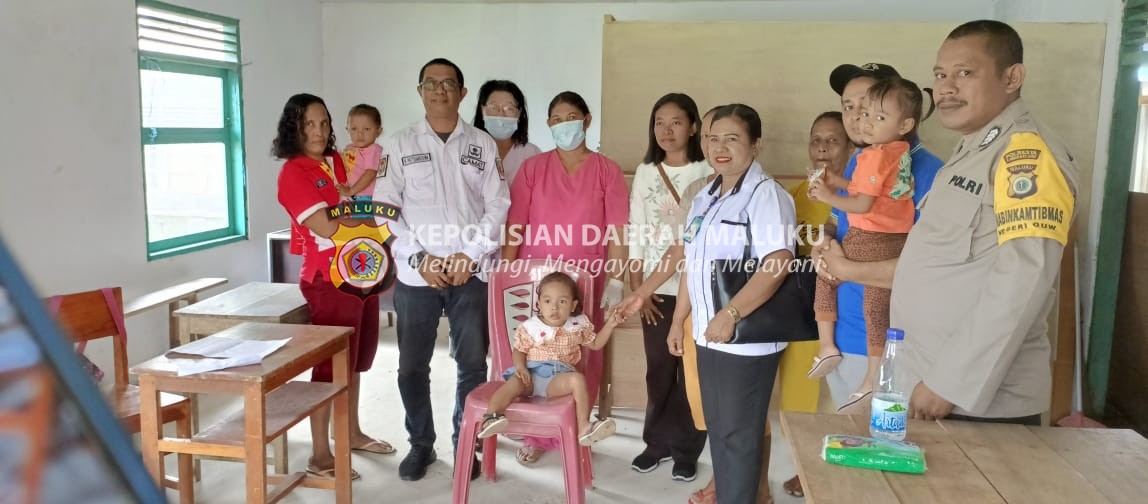 Bhabinkamtibmas Negeri Ouw, Camat Saparua Timur, dan PLT Puskesmas Monitoring Vaksin PIN Polio Nasional 2024