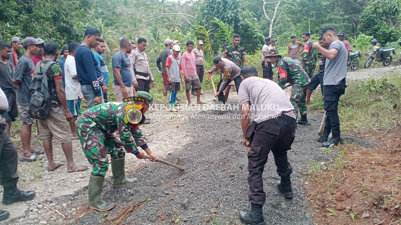 Polsek Kairatu dan Koramil 1513-03 Kairatu Bersinergi  Ajak Warga Kerja Bakti Timbun Jalan Rusak