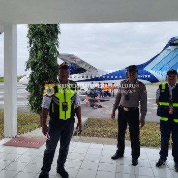 Pengamanan Penerbangan di Bandar Udara Namrole oleh Pospol KP3 Udara