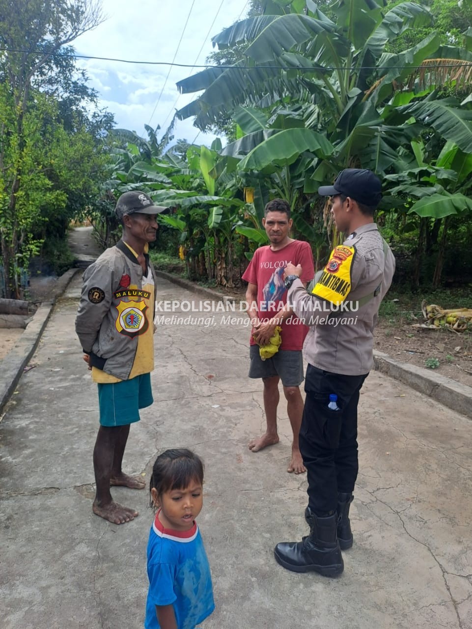 Bhabinkamtibmas Desa Luang Timur Jalin Kekompakkan Bersama Warga Menjaga Kamtibmas