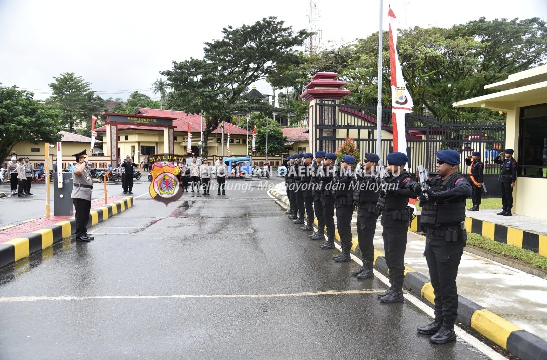 Wakapolda Maluku Sambut Kedatangan Kapolda Baru di Depan Markas Polda Maluku