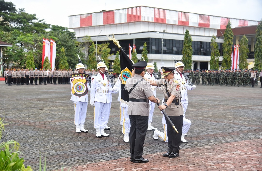 Irjen Lotharia Latif Serahkan Pataka Polda Maluku Kepada Kapolda Maluku Irjen Eddy Tambunan