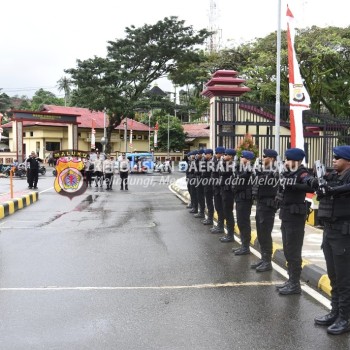 Wakapolda Maluku Sambut Kedatangan Kapolda Baru di Depan Markas Polda Maluku