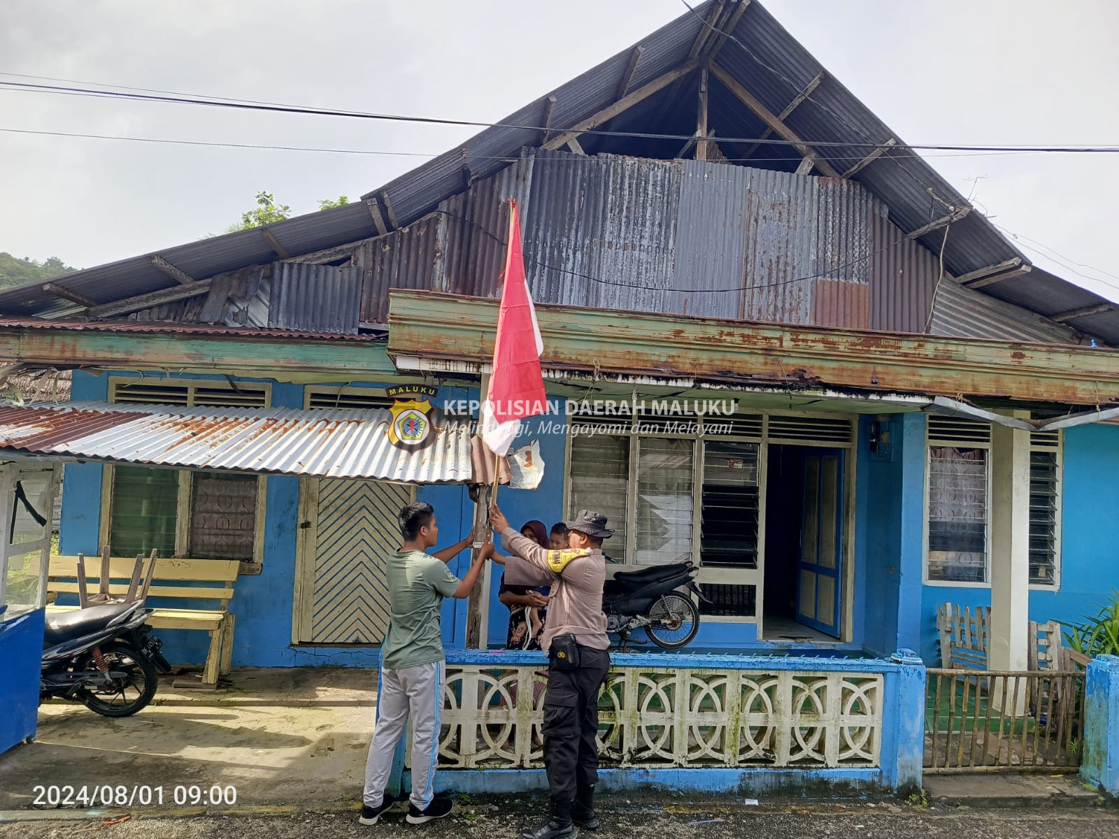 Sambut HUT RI ke-79, Bhabinkamtibmas Negeri Siri Sori Islam Aktif Ajak Warga Pasang Bendera