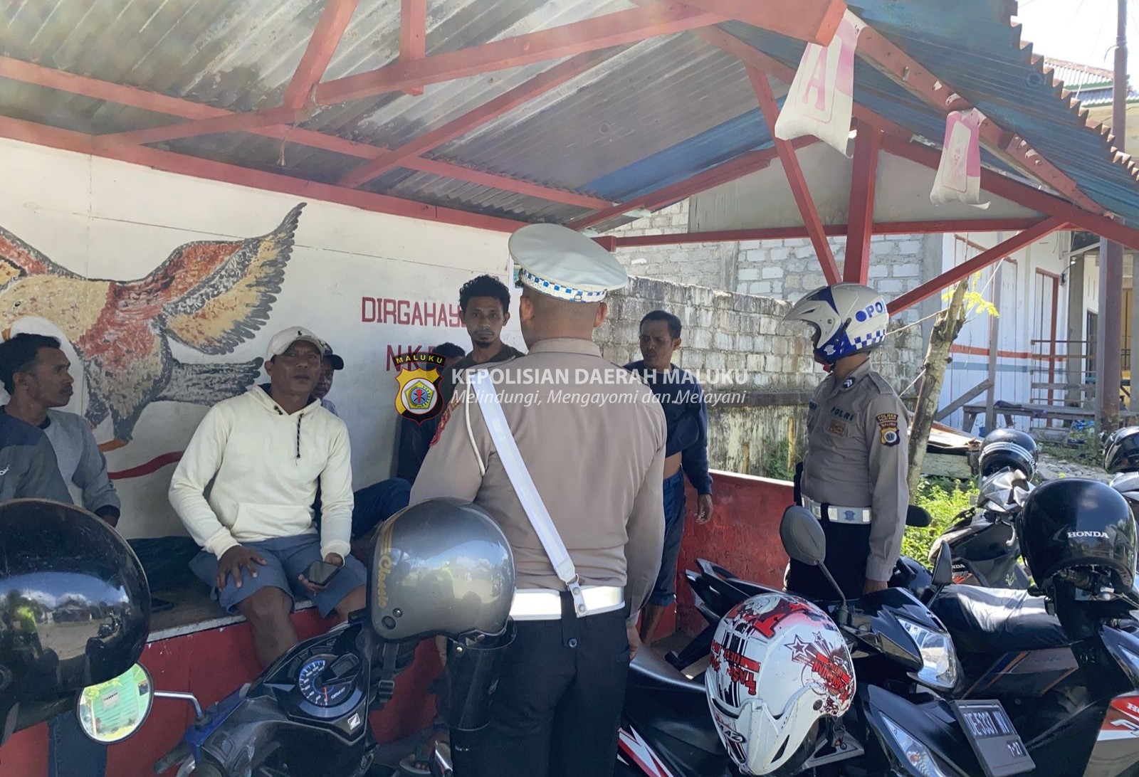 Sat Lantas Polres Buru Selatan Memberikan Himbauan Kepada Para Tukang Ojek