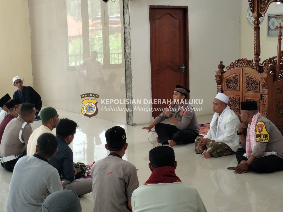 Jumat Curhat: Kapolsek Sirimau Sampaikan Pesan Kamtibmas di Masjid Al-Hikmah, Negeri Batu Merah