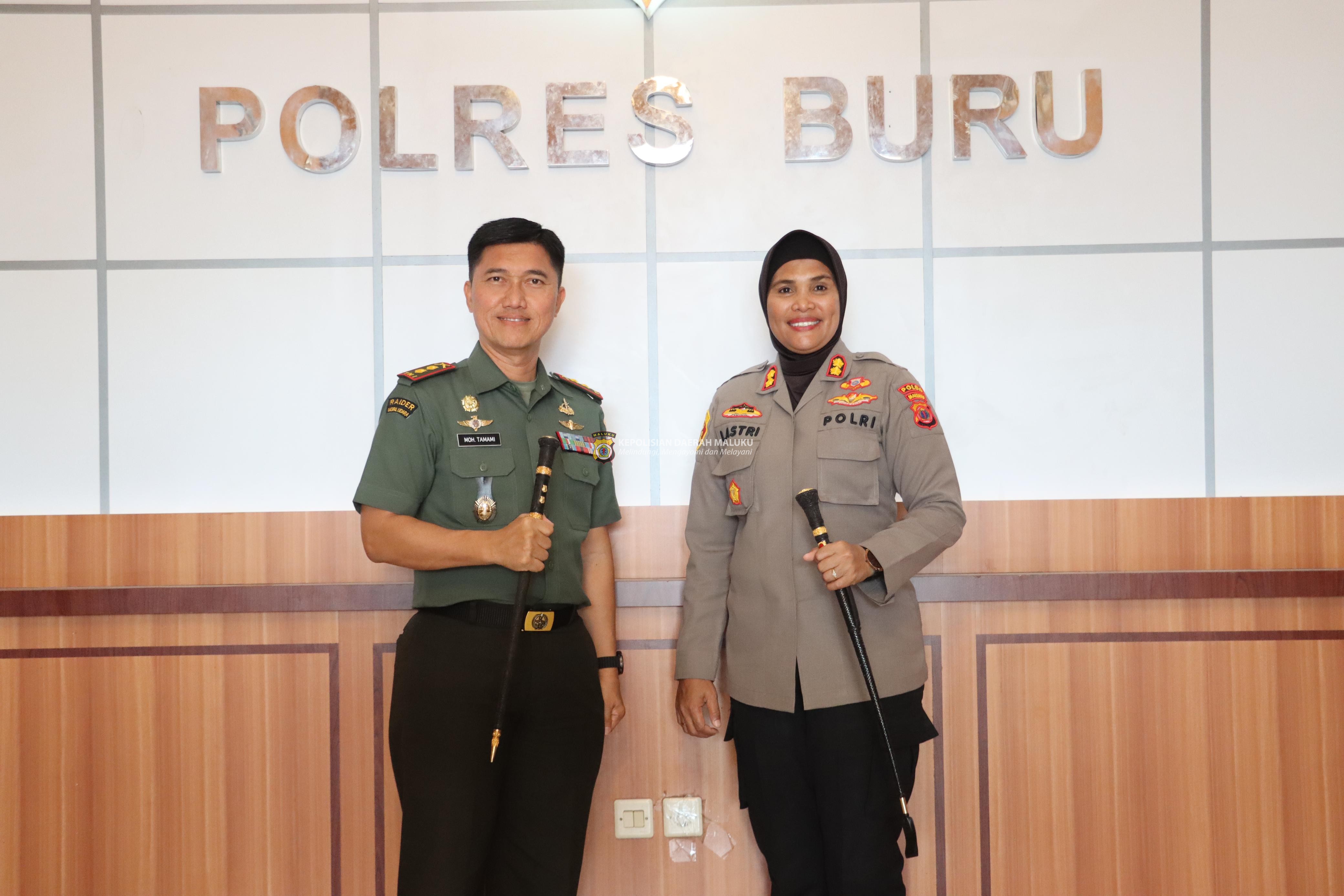Kapolres Buru AKBP Sulastri Sukidjang S.H.S.I.K M.M Sambut Dandim 1506 Namlea di Polres Buru dalam rangka silaturahmi
