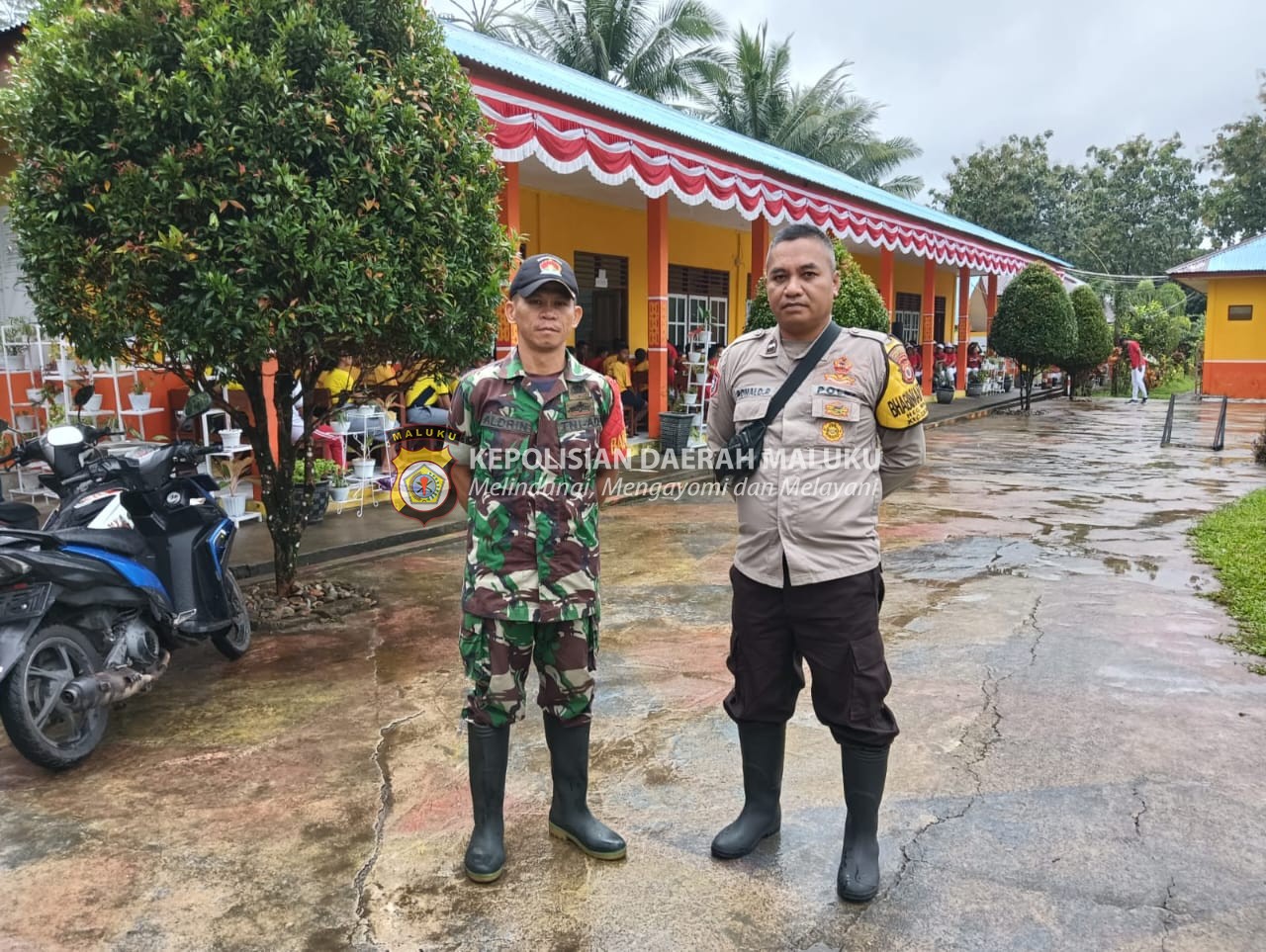 Tingkatkan Sinergitas TNI-Polri, Bhabinkamtibmas dan Babinsa Negeri Waai Bersama Amankan Kegiatan Warga.