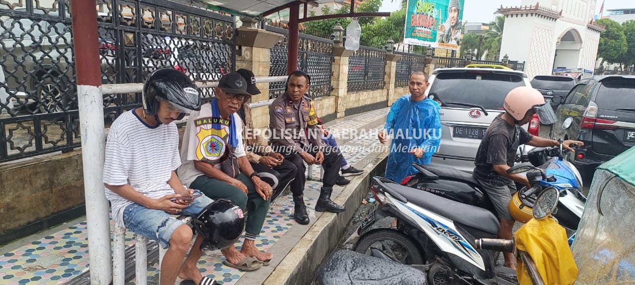 Laksanakan Sambang ke Pangkalan Ojek Bhabinkamtibmas Kel. Honipopu Ajak Warga Tertib Berlalu Lintas