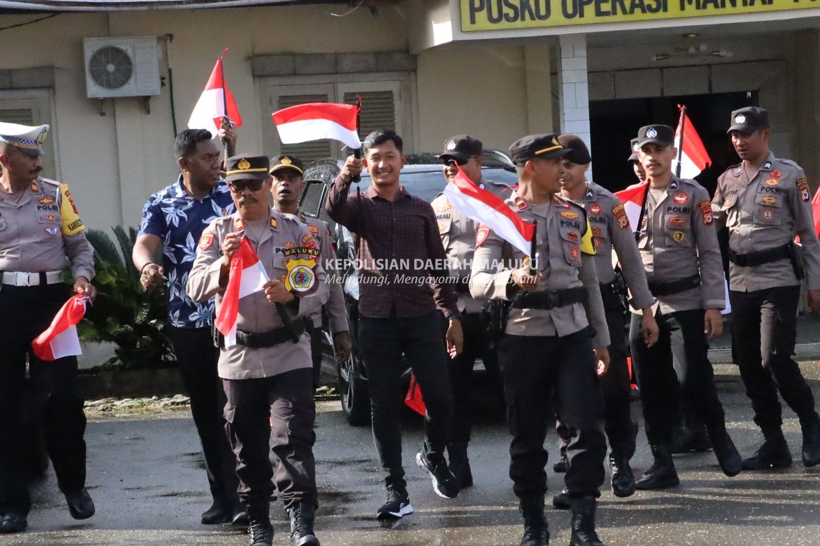Polres Buru Selatan Menggelar Pengibaran Seribu Bendera Merah Putih