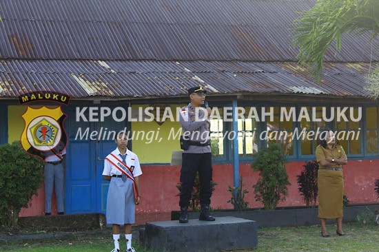 Jadi Pembina Upacara di Sekolah, Wakapolsek Tanut berikan edukasi dan pesan Kamtibmas