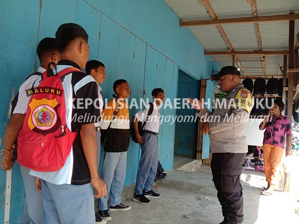 Temui Pelajar sepulang Sekolah, Bhabinkamtibmas Sifnana beri motivasi dan pesan Kamtiibmas
