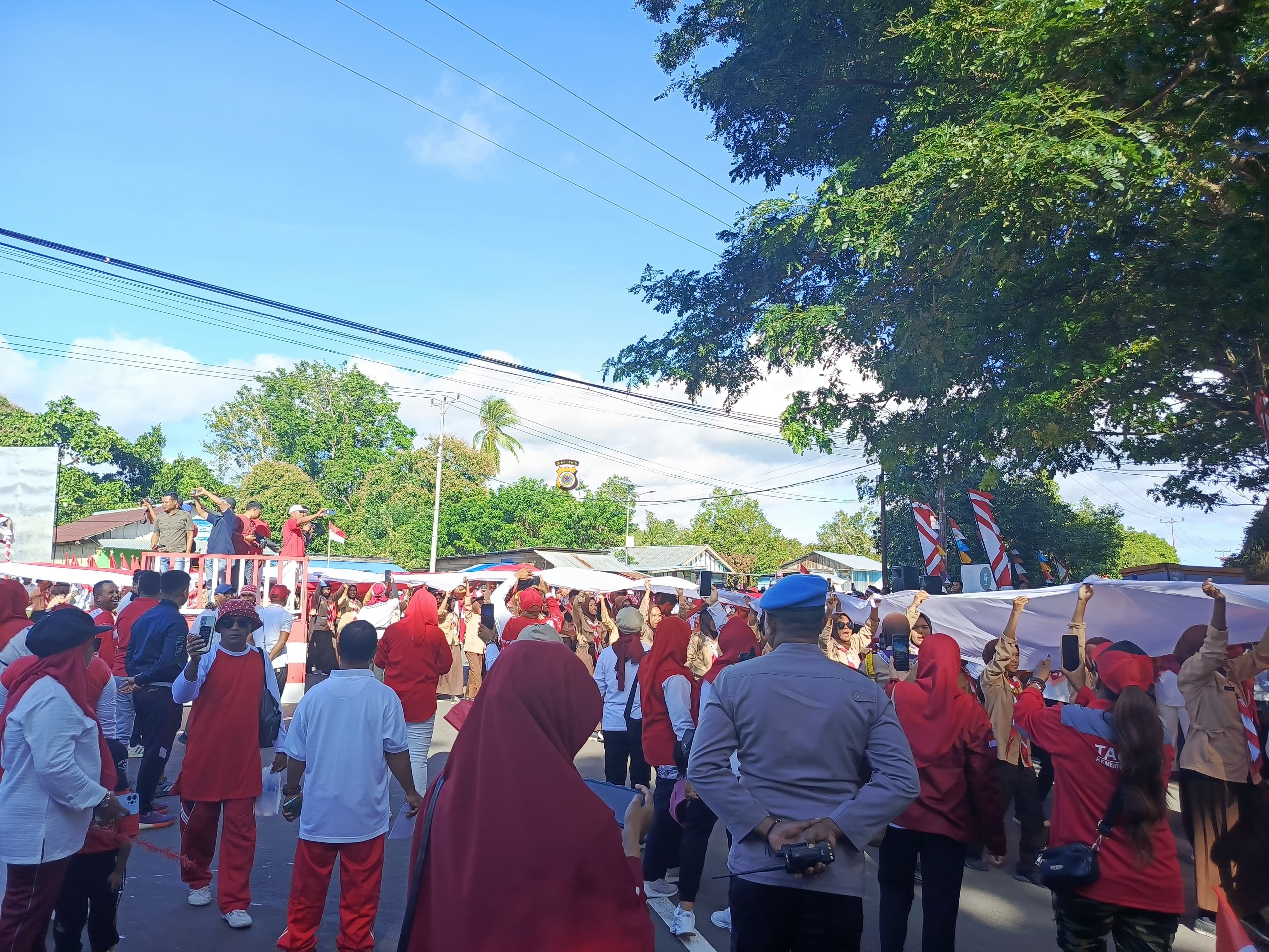 Polres SBT Laksanakan Pengamanan Parade Bendera Merah Putih di Kota Bula