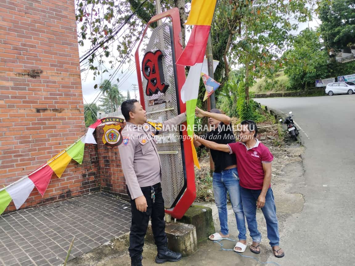 Bhabinkamtibmas Neg. Air Salobar Ajak Warga Kibar Bendera Merah Putih