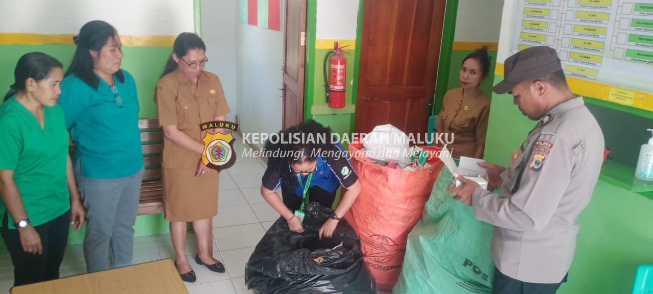 Polsek Wetar Kawal Petugas Puskesmas Lurang Musnahkan Produk Obat - Obatan Kedaluwarsa