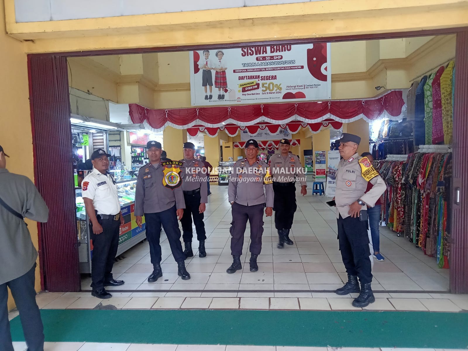 Polsek Sirimau Gelar Patroli di Ambon Plaza, Berikan Himbauan Kamtibmas kepada Masyarakat dan Pedagang