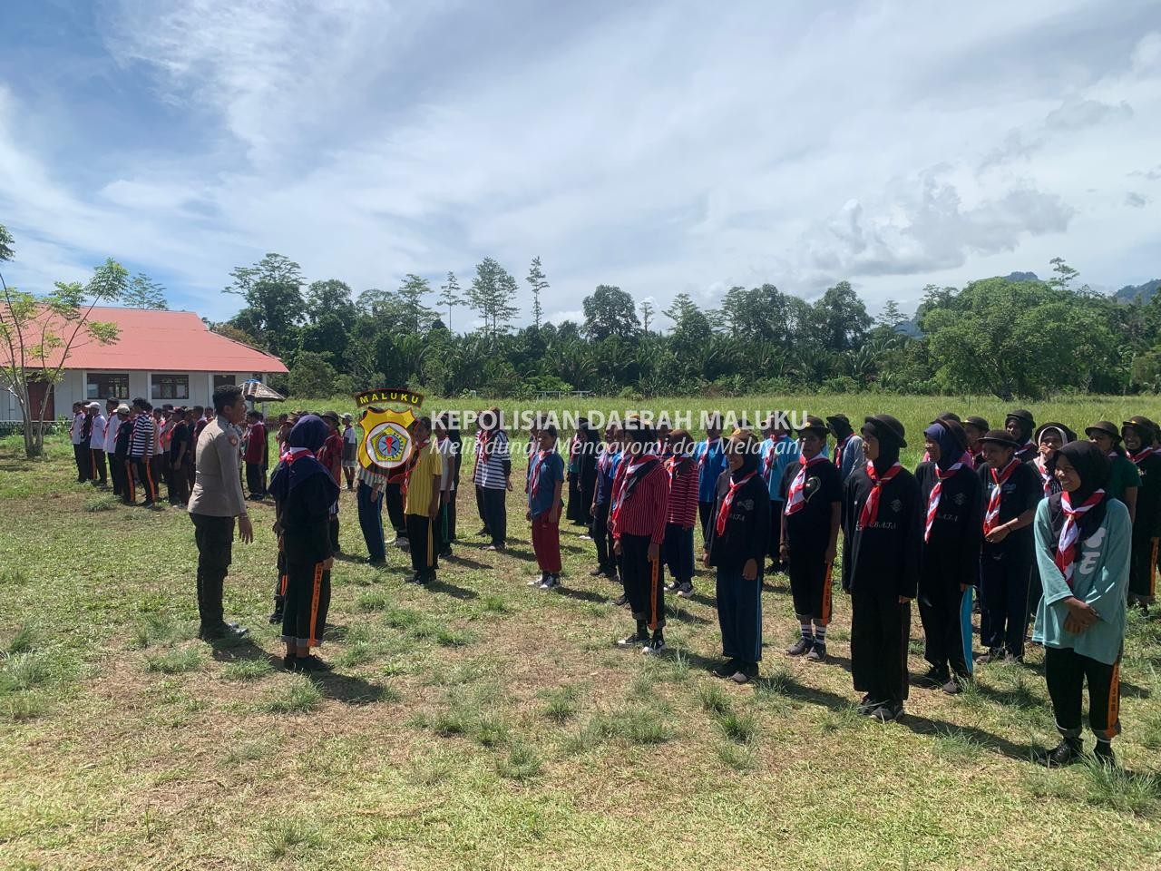 Personil Polsek Taniwel Beri Pelatihan PBB Kepada Siswa-siswi Pramuka SMA Negeri 25 Seram Bagian Barat