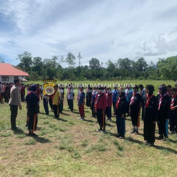 Personil Polsek Taniwel Beri Pelatihan PBB Kepada Siswa-siswi Pramuka SMA Negeri 25 Seram Bagian Barat