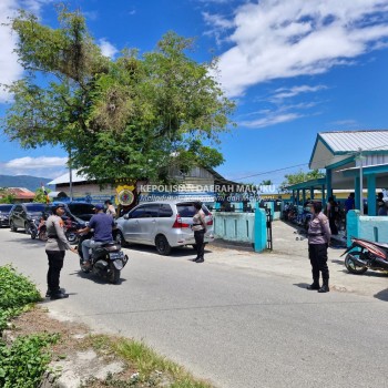 Polwan Polres Seram Bagian Barat Lakukan Pengamanan Serta Memakmurkan Tempat Ibadah Saat Sholat Jum'at