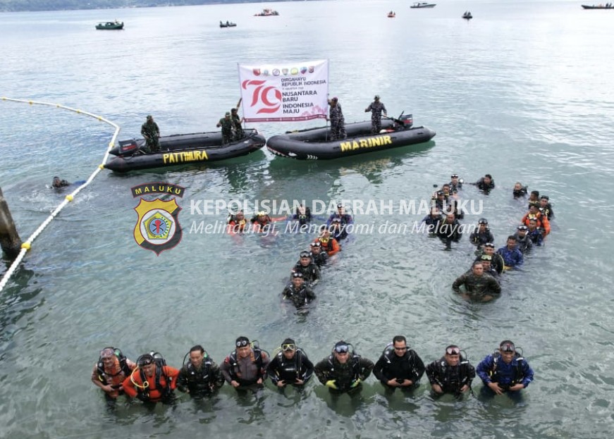 TNI - Polri Bentangkan Bendera Merah Putih di Laut, Kapolda Maluku Apresiasi Pangdam Pattimura